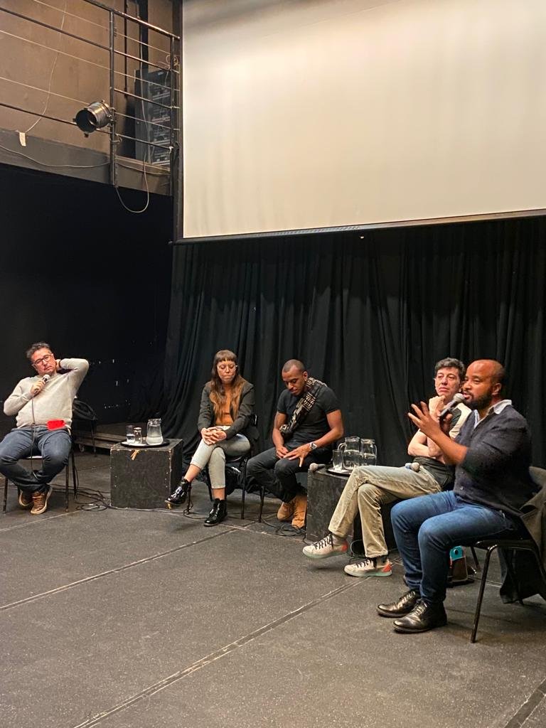 Pessoas participantes do evento “Teatro Musical: Criação, Produção e Gestão de Um Espetáculo de Sucesso” posam para foto