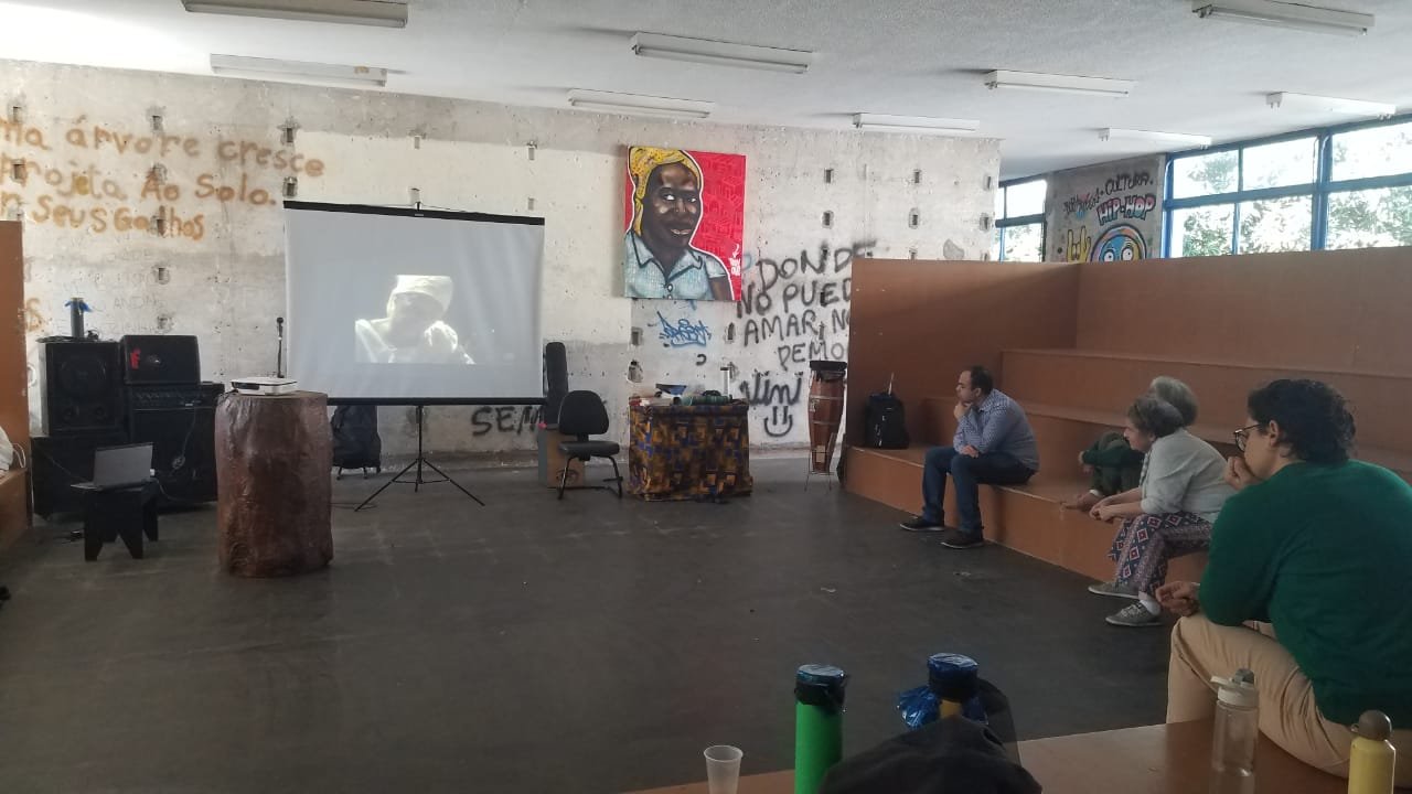 Fotografia colorida do sarau na Biblioteca Adelpha Figueiredo