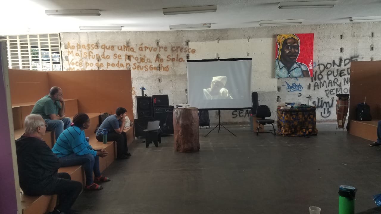 Fotografia colorida do sarau na Biblioteca Adelpha Figueiredo