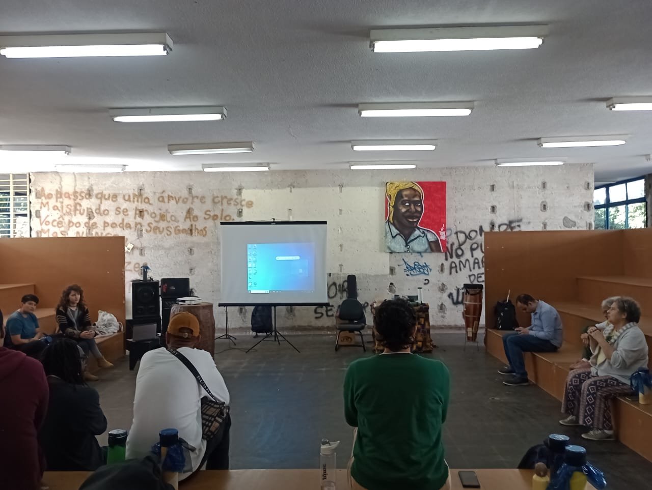 Fotografia colorida do sarau na Biblioteca Adelpha Figueiredo