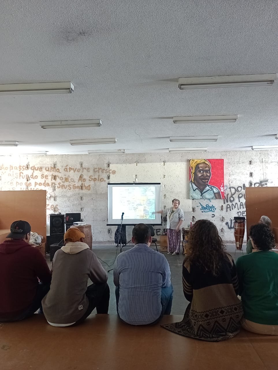 Fotografia colorida do sarau na Biblioteca Adelpha Figueiredo