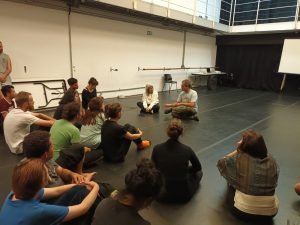 Fotografia colorida da turma do curso de Humor da SP com Claudio Carneiro