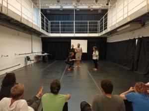 Fotografia colorida da turma do curso de Humor da SP com Claudio Carneiro