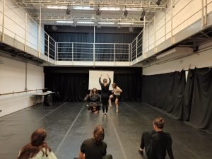 Fotografia colorida da turma do curso de Humor da SP com Claudio Carneiro