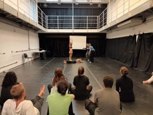 Fotografia colorida da turma do curso de Humor da SP com Claudio Carneiro