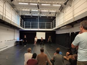 Fotografia colorida da turma do curso de Humor da SP com Claudio Carneiro