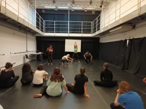 Fotografia colorida da turma do curso de Humor da SP com Claudio Carneiro