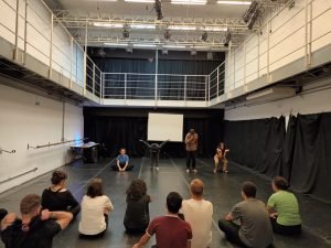 Fotografia colorida da turma do curso de Humor da SP com Claudio Carneiro