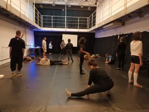 Fotografia colorida da turma do curso de Humor da SP com Claudio Carneiro