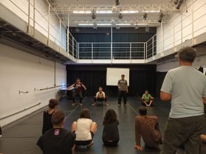 Fotografia colorida da turma do curso de Humor da SP com Claudio Carneiro