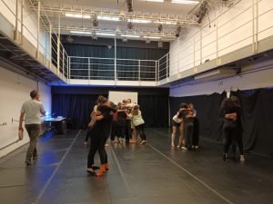 Fotografia colorida da turma do curso de Humor da SP com Claudio Carneiro