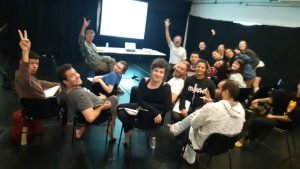 Fotografia colorida da turma do curso de Humor da SP com Raul Barretto, Soraya Saide e Claudio Carneiro