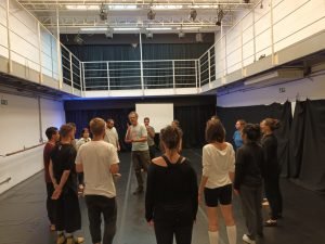 Fotografia colorida da turma do curso de Humor da SP com Claudio Carneiro