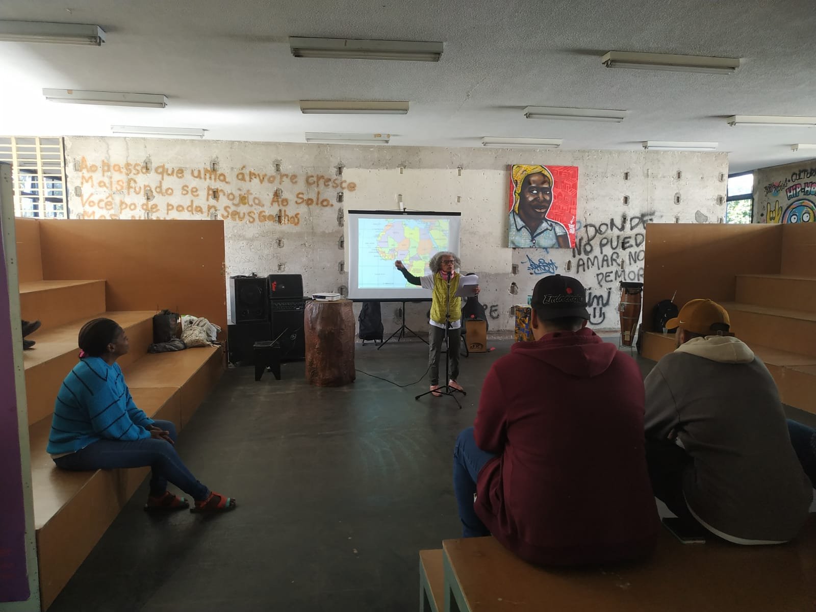 Fotografia colorida do sarau na Biblioteca Adelpha Figueiredo