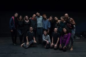 Fotografia colorida mostra o orientador e os participantes do curso de "D´água movimento do corpo".