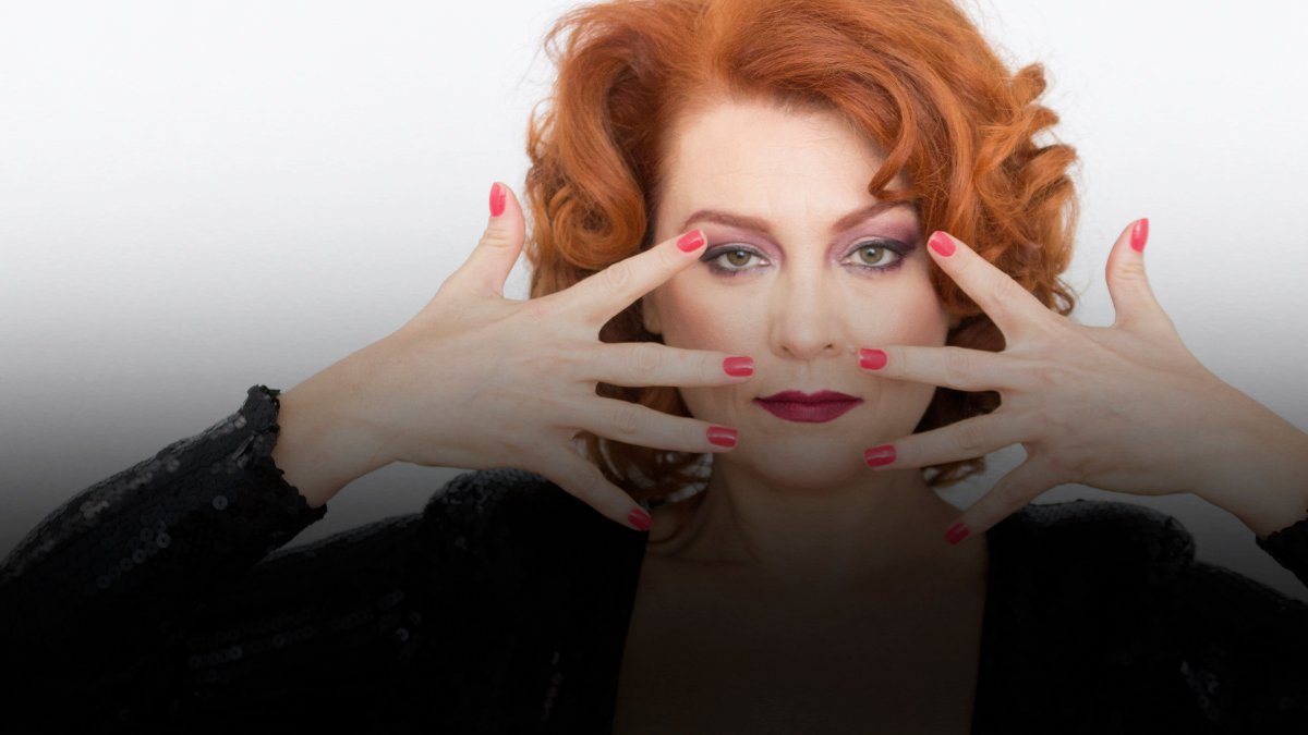 Imagem colorida de uma atriz na peça ELA, de 2023, com apresentações na SP Escola de Teatro.