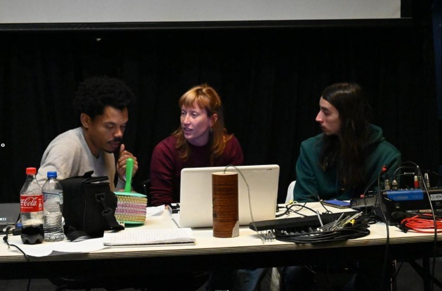 Fotografia colorida de três participantes do workshop "A Plástica Cênica"