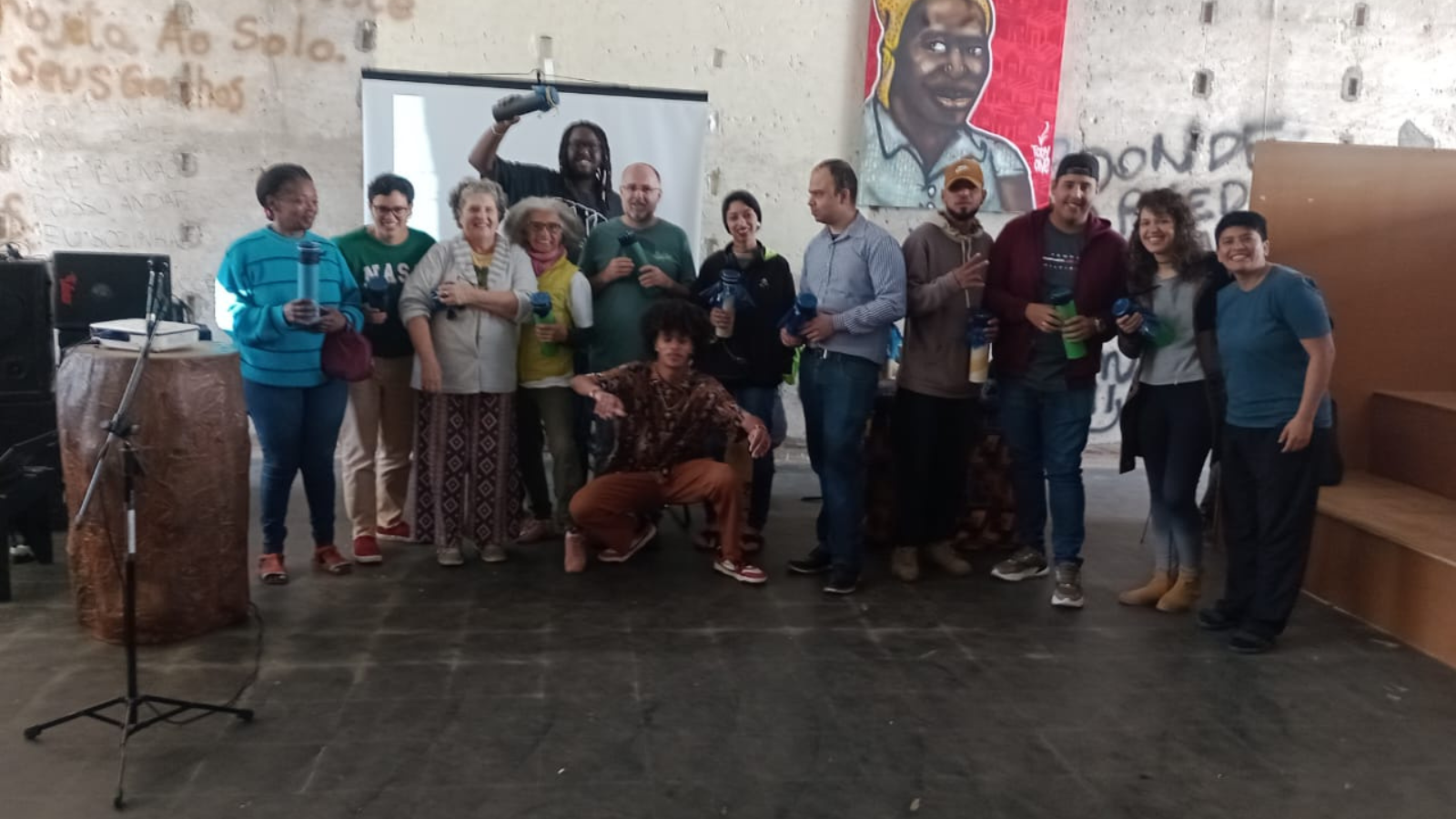 Fotografia colorida dos participantes reunidos no Sarau da Biblioteca Adelpha Figueiredo