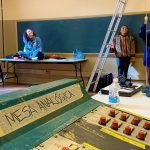 Estudantes de Iluminação preparam exercício na sede Brás da SP Escola de Teatro. Junho de 2023.