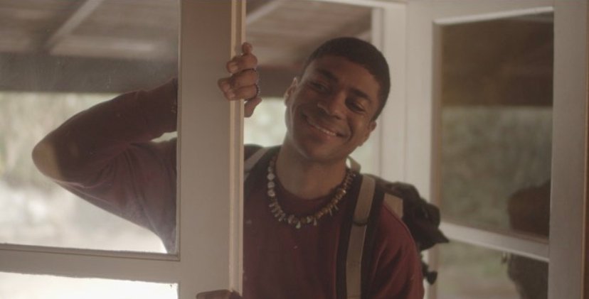 Fotografia colorida de cena do filme "Filhos do caos" que mostra Victor Salomão