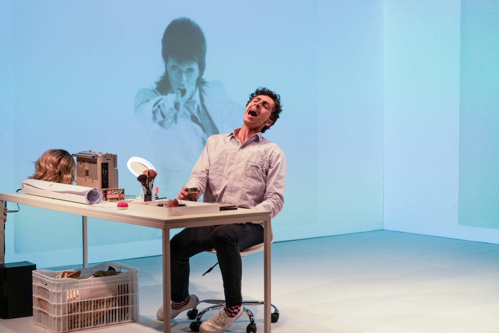 Foto colorida mostra Laete Késsimos, em cena na peça "Ser José Leonison", de 2023