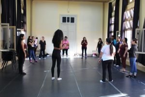 Fotografia colorida da oficina realizada na sede Brás da SP em parceria com a Amilv