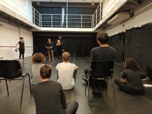 Fotografia colorida dos estudantes do curso de Humor da SP Escola de Teatro com a artista Roberta Calza