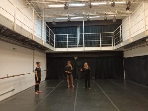 Fotografia colorida dos estudantes do curso de Humor da SP Escola de Teatro com a artista Roberta Calza