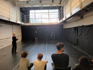 Fotografia colorida dos estudantes do curso de Humor da SP Escola de Teatro com a artista Roberta Calza