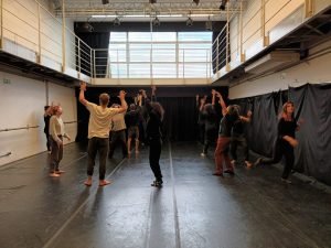 Fotografia colorida dos estudantes do curso de Humor da SP Escola de Teatro com a artista Roberta Calza
