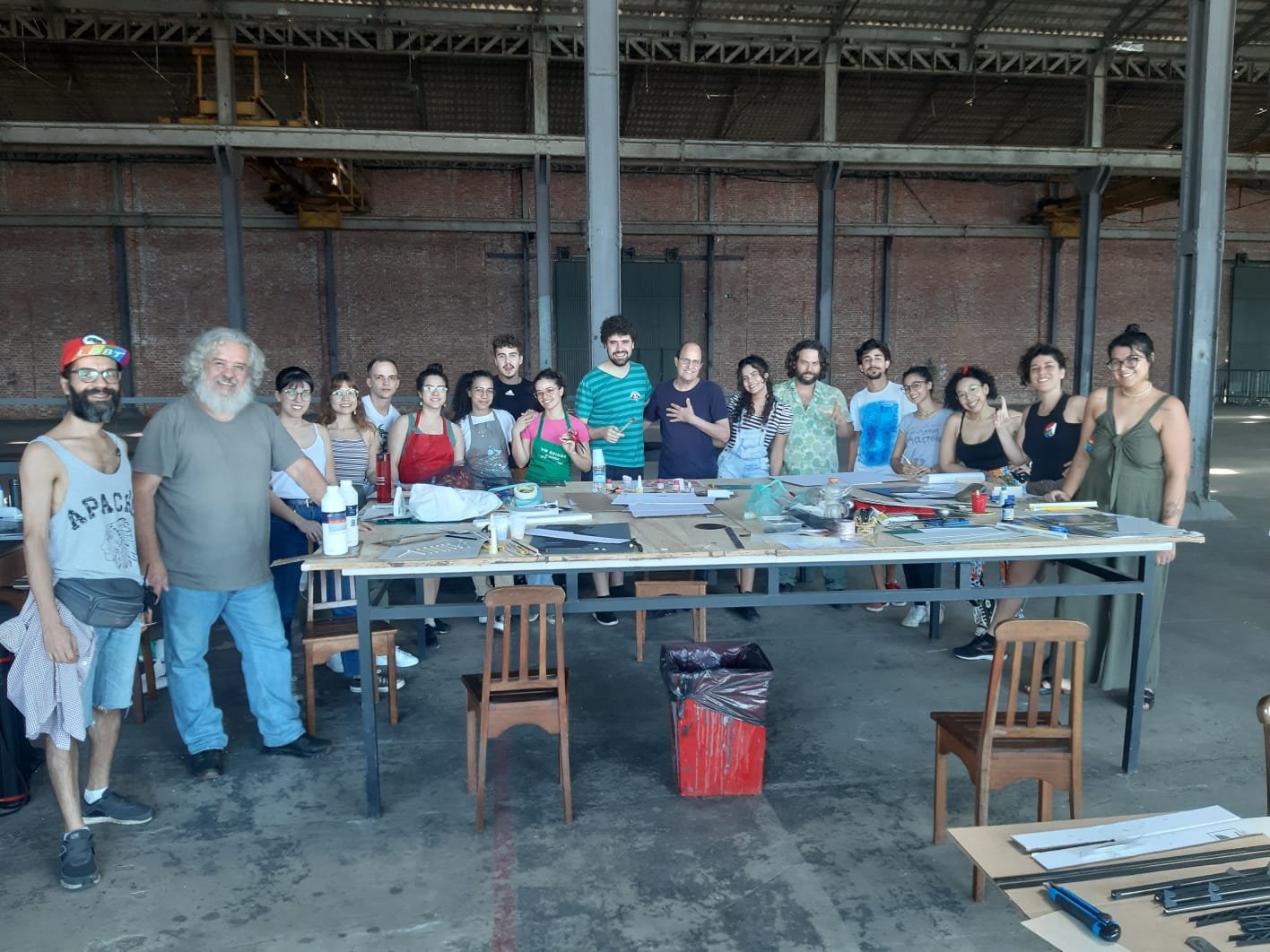 Montagem do estande do Brasil na Quadrienal de Praga 2023: participação dos estudantes da SP Escola de Teatro.