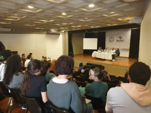 Fotografia colorida do evento formativo "Letramento Racial" no auditório da sede Brás da SP Escola de Teatro