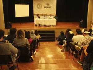 Fotografia colorida do evento formativo "Letramento Racial" no auditório da sede Brás da SP Escola de Teatro