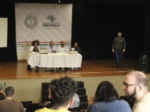 Fotografia colorida do evento formativo "Letramento Racial" no auditório da sede Brás da SP Escola de Teatro