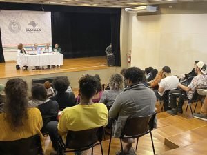 Fotografia colorida do evento formativo "Letramento Racial" no auditório da sede Brás da SP Escola de Teatro