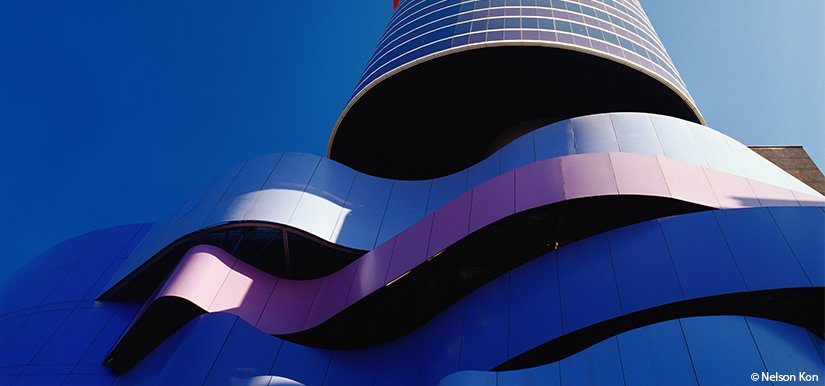 Fotografia colorida da fachada do Instituto Tomie Ohtake