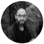 Fotografia preta e branca do rosto de Brunno Almeida Maia