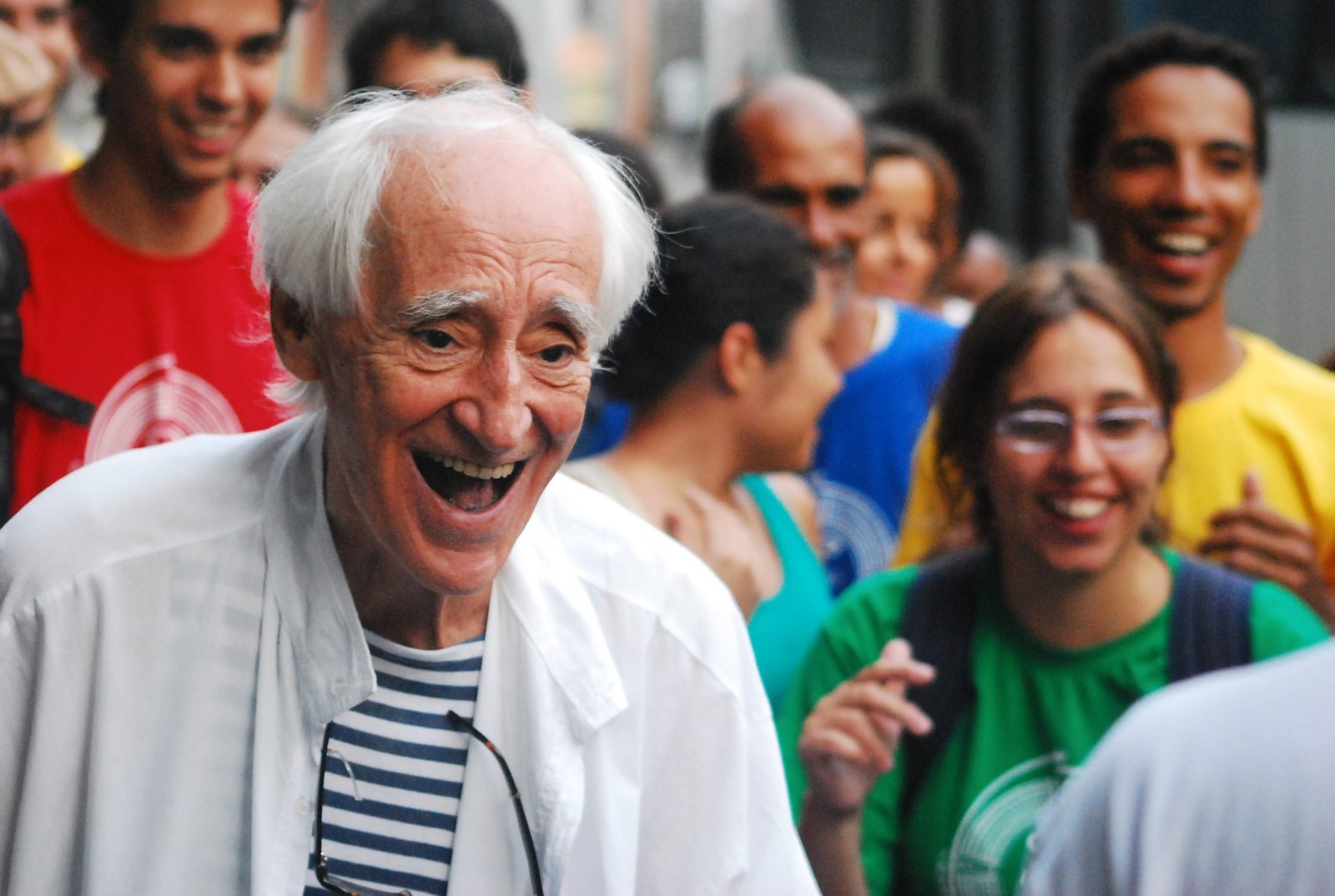 Fotografia colorida de Zé Celso na primeira aula inaugural da SP Escola de Teatro