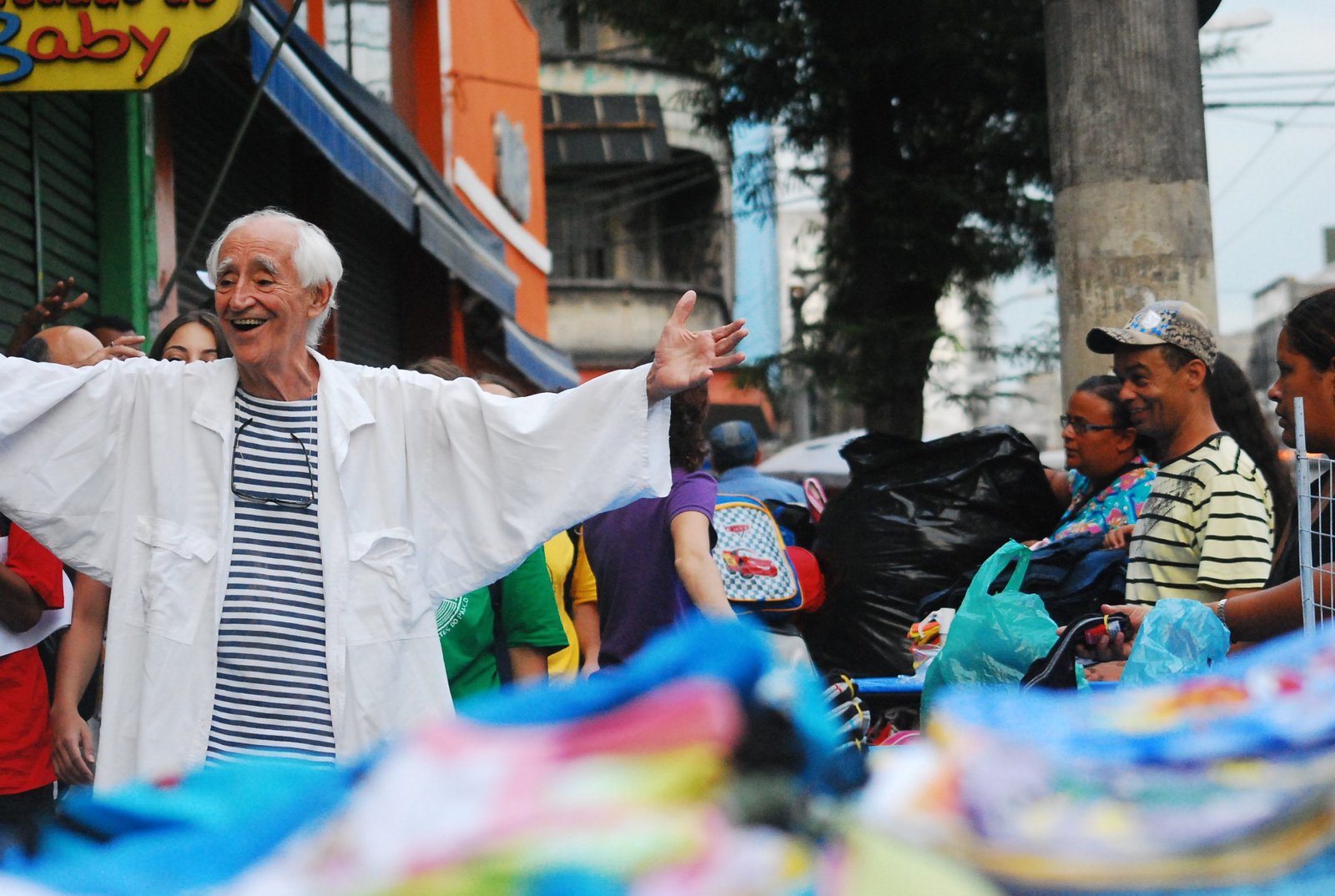 Fotografia colorida de Zé Celso na primeira aula inaugural da SP Escola de Teatro