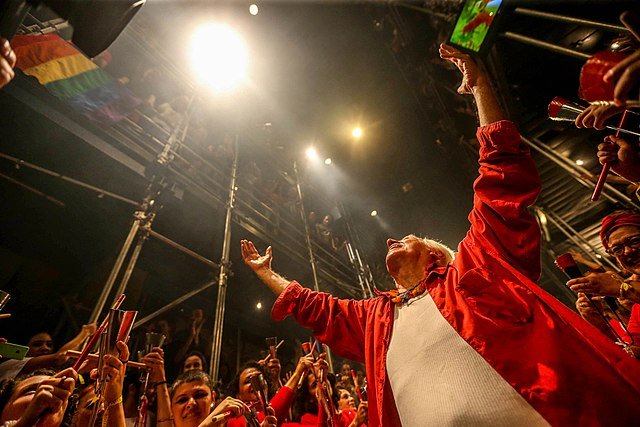Fotografia colorida de Zé Celso no Ato da Cultura pela Democracia no Teatro Oficina