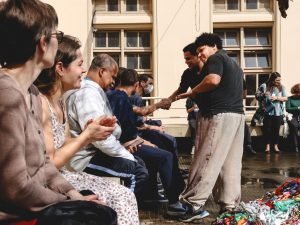 Fotografia de grupo de jovens da Fundação CASA assistindo experimento cênico