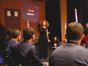 Fotografia de grupo de jovens da Fundação CASA assistindo experimento cênico