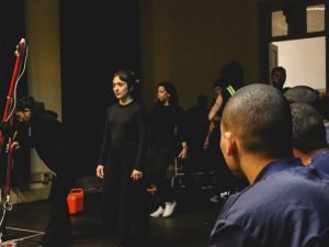 Fotografia de grupo de jovens da Fundação CASA assistindo experimento cênico
