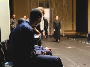 Fotografia de grupo de jovens da Fundação CASA assistindo experimento cênico