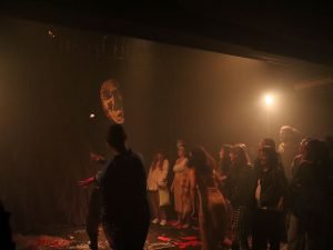 Fotografia de grupo de jovens da Fundação CASA assistindo experimento cênico