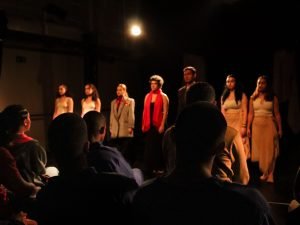 Fotografia de grupo de jovens da Fundação CASA assistindo experimento cênico