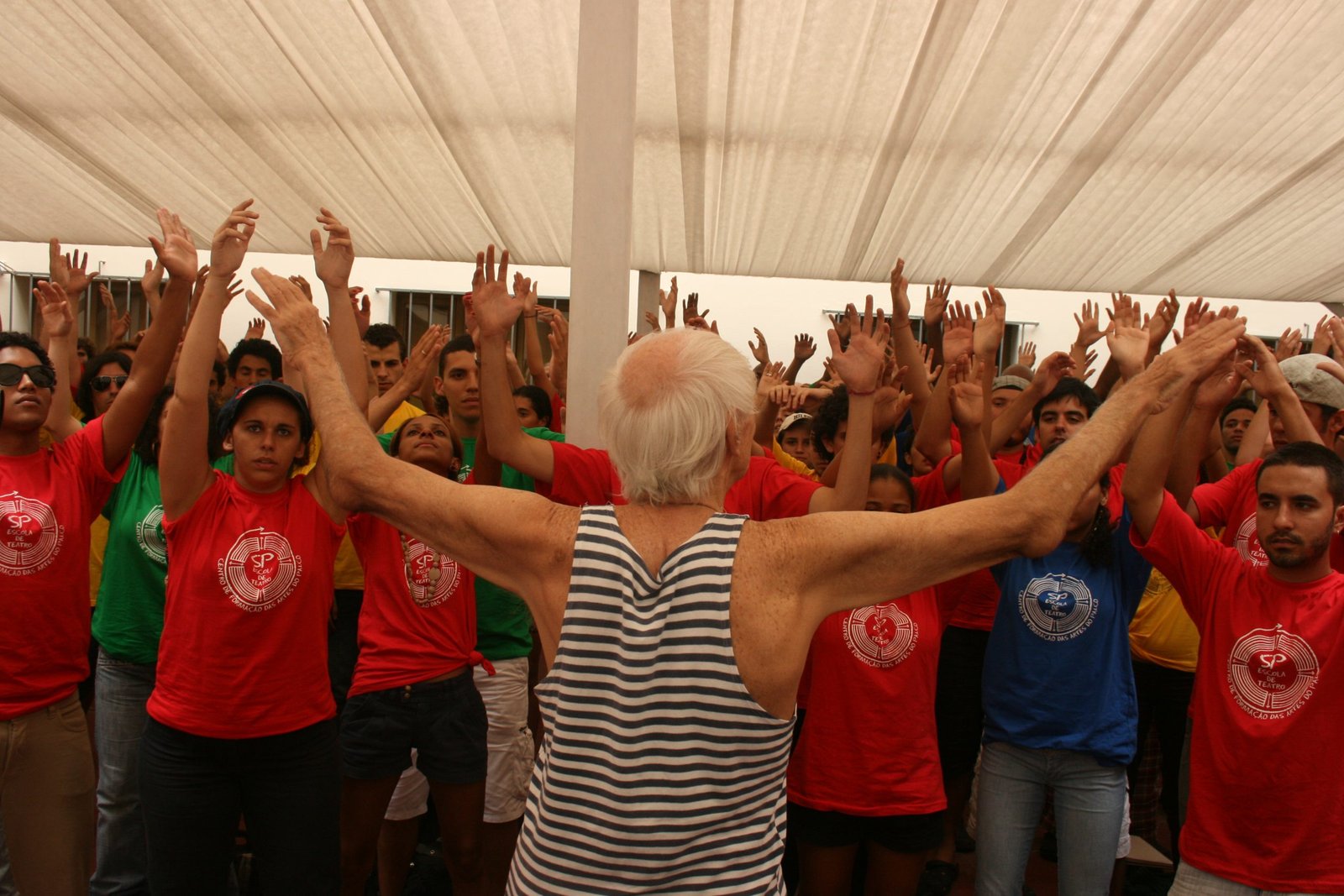 Fotografia colorida de Zé Celso na primeira aula inaugural da SP Escola de Teatro