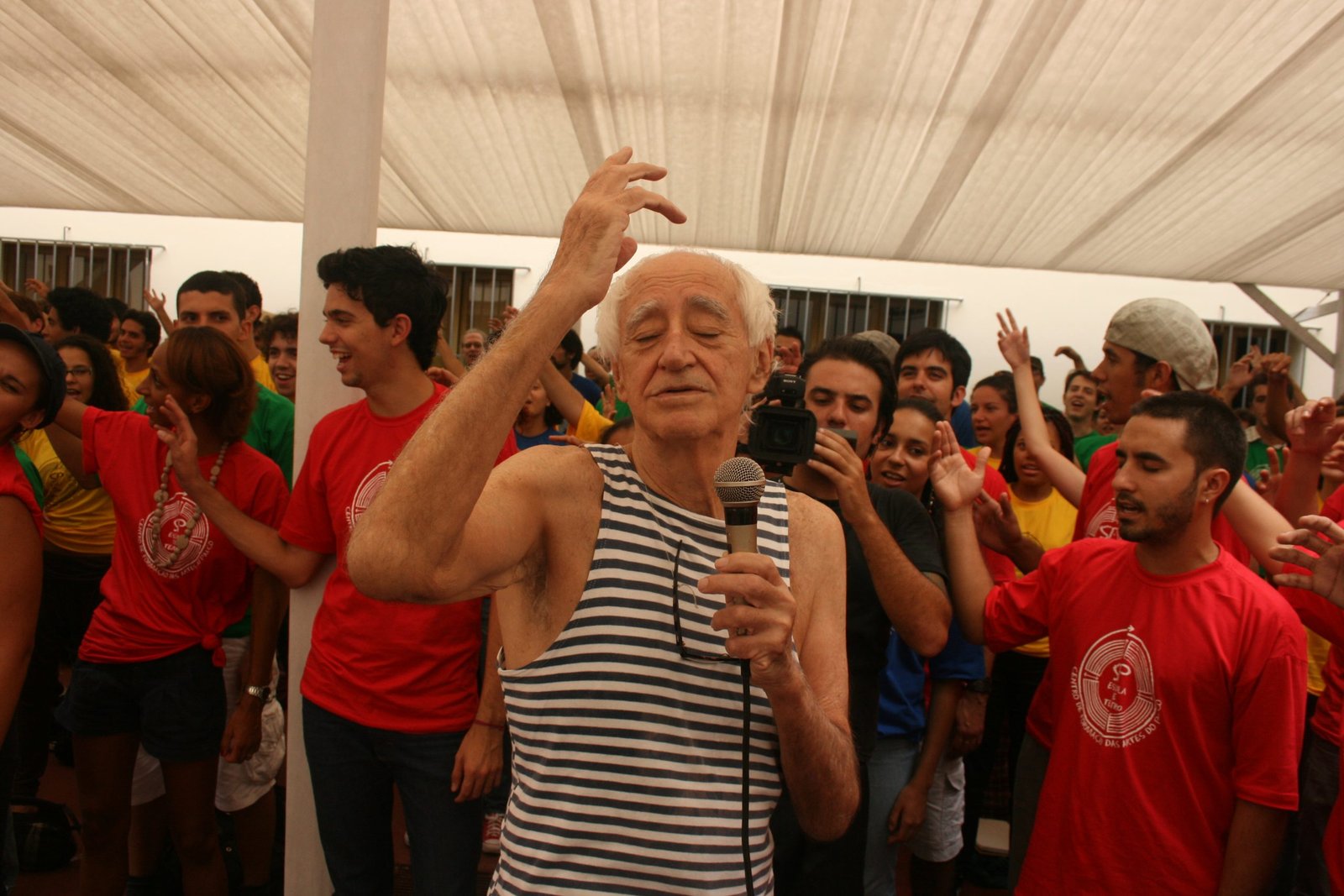 Fotografia colorida de Zé Celso na primeira aula inaugural da SP Escola de Teatro