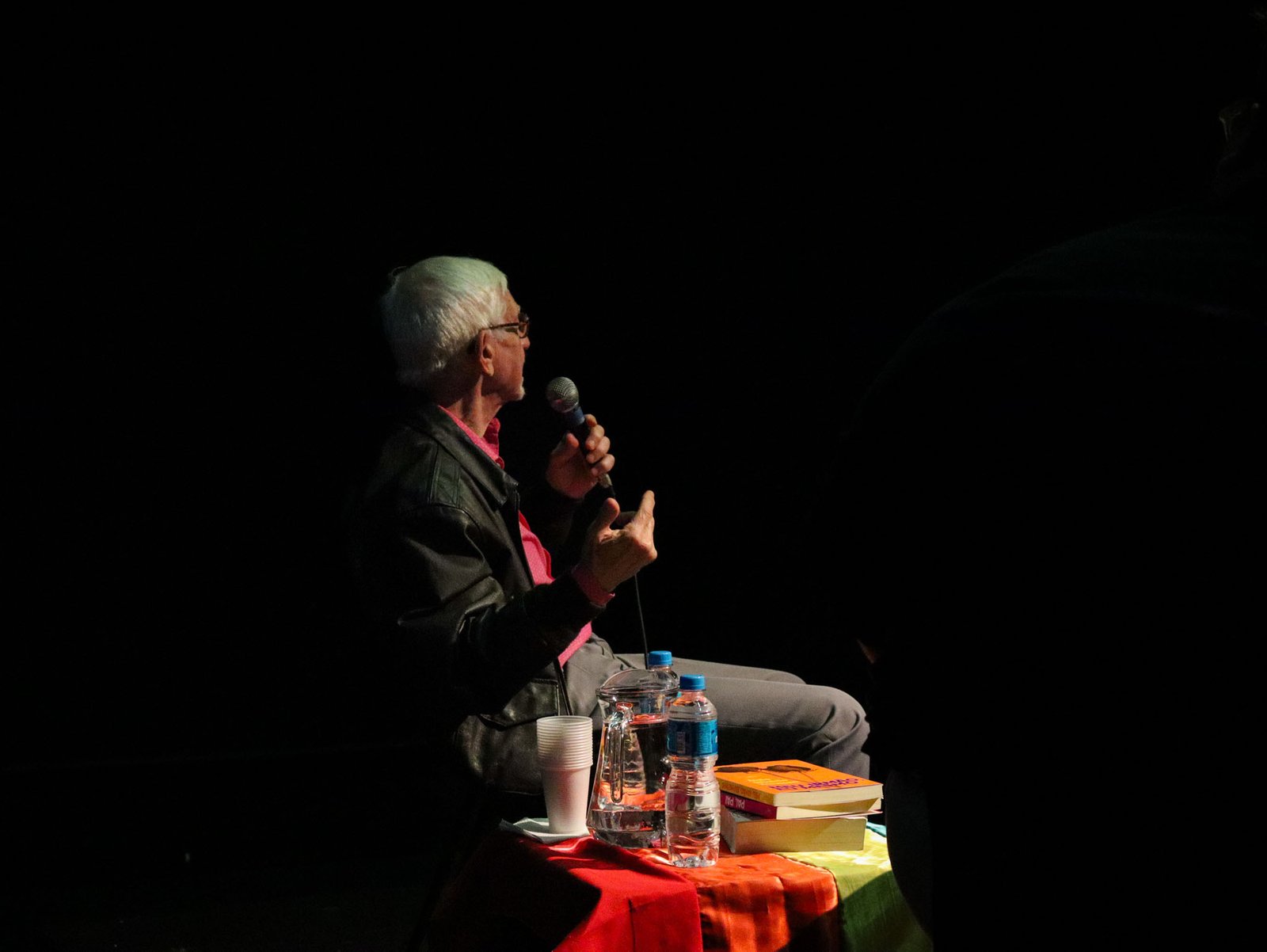 Fotografia colorida em plano geral em lançamento de livro