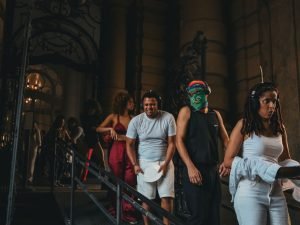 Fotografia colorida de estudante da sp em performance itinerante